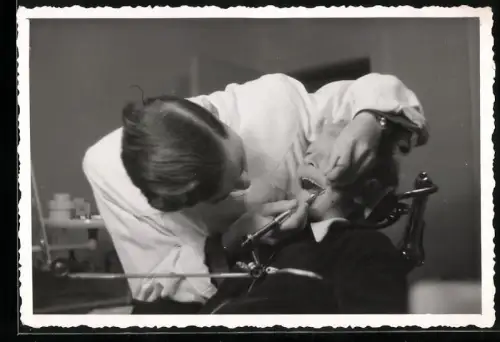 Fotografie Zahnarzt, junger Knabe wird vom Arzt untersucht