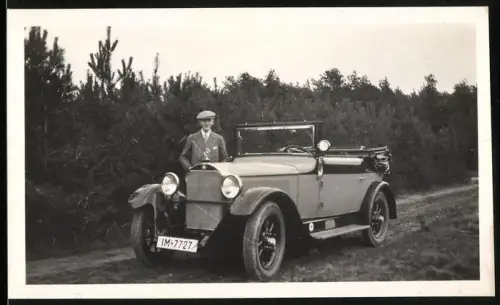 Fotografie Bezee, Leipzig, junger Mann mit seinem Mercedes Benz Cabrio, Kennzeichen: IM-7727
