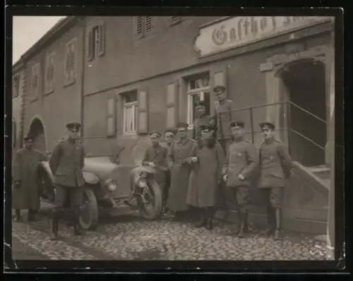 Fotografie Major von Stockmeier und Soldaten vor ihrem Opel Auto, 1918