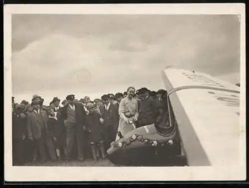 Fotografie Einweihung eines Segelflugzeug, junge Frau schüttet Sektflasche aus das Flugzeug
