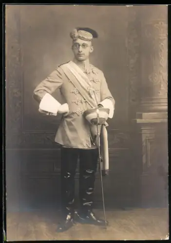 Fotografie junger Student im Wichs mit Schläger und Biertönnchen