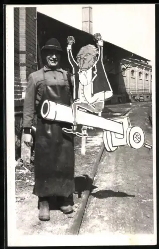 Fotografie Arbeiter mit Lederschürze und Karikatur von Konrad Adenauer, Fotomontage
