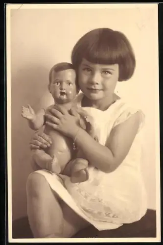 Fotografie kleines Mädchen mit Zelluloid Puppe