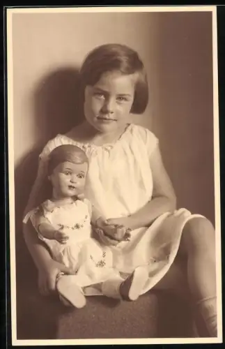 Fotografie niedliches Mädchen mit ihrer Zelluloid Puppe, 1930
