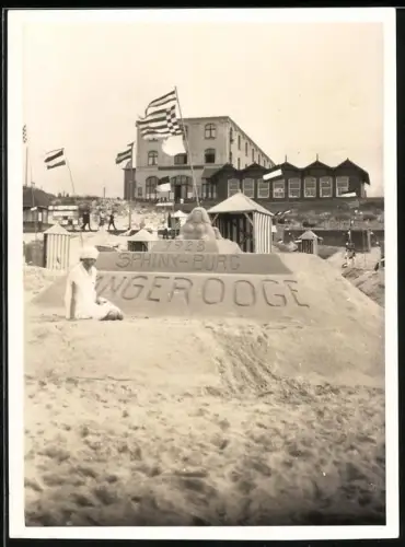 Fotografie Ansicht Wangerooge, Sandskulptur Sphinx-Burg 1928 am Strand
