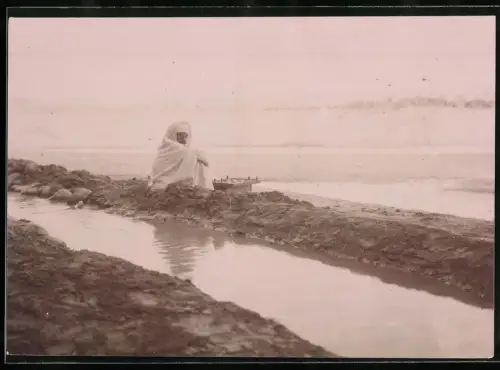 Fotografie Arabischer Mann spielt Schach am Flussufer