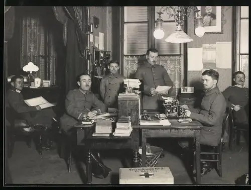 Fotografie Soldaten des Rgt. 86 in der Schreibstube, Schreibmaschine