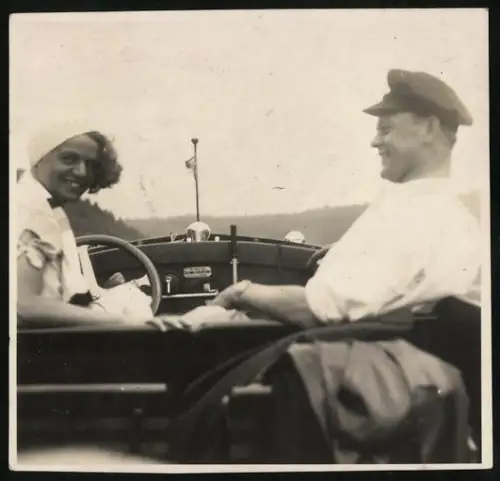 Fotografie junges Paar in ihrem Auto Cabrio, Blick vom Rücksitz