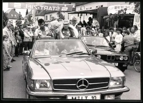 Fotografie Auto Mercedes SL mit Siegern eines Sparkasse Rennes zur Siegerehrung