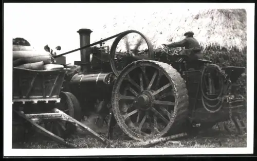 Fotografie Lokomobile bei der Ernte