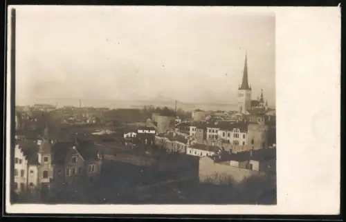 Fotografie Ansicht Tallin, Blick über die Dächer nach dem Hafen