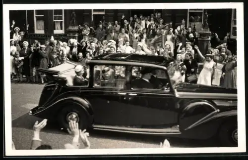 Fotografie Queen Elisabth II. von England zu Besuch in Brompton 1953