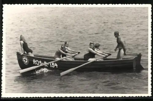 Fotografie Damen Rudermannschaft des Roten-Kreuz mit Ruderboot ROS-R-134