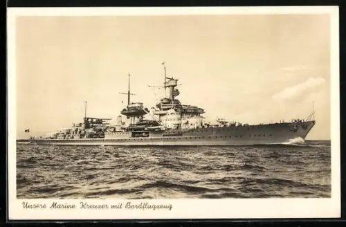 AK Kreuzer der Kriegsmarine mit Bordflugzeug auf See