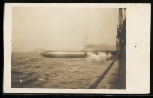 Foto-AK Kriegsschiff bei Abschuss von Torpedo