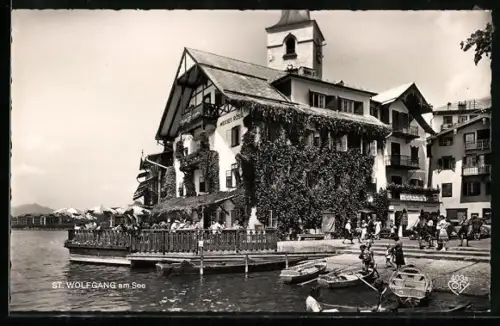 AK St. Wolfgang am See, Hotel Weisses Rössl, Ufer mit Booten und Terrasse