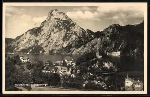 AK Traunkirchen /Salzkammergut, Dorf und See vor Gebirgspanorama