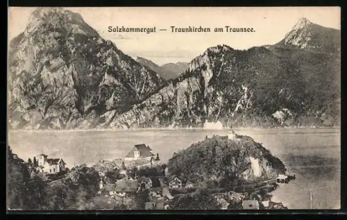 AK Traunkirchen am Traunsee, Panorama mit Seeufer, Ort und Gebirgskulisse