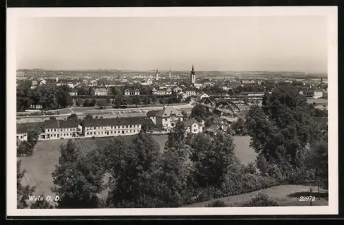 AK Wels /O. D., Panorama mit Eisenbahnbrücke und Kirchtürmen