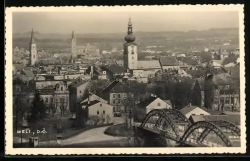 AK Wels /O. Ö., Stadtpanorama mit Brücke und Kirchtürmen
