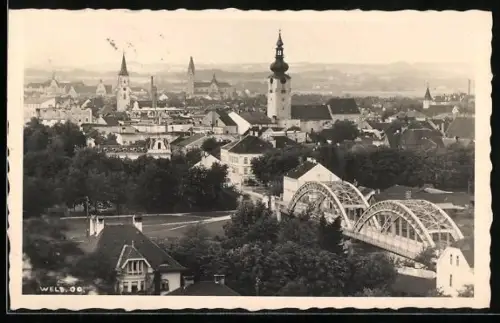 AK Wels /O. Ö., Ortspanorama mit Brücke und Kirchtürmen