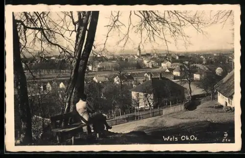 AK Wels /Ob. Oe., Stadtpanorama mit Kirchturm, Blick vom Hügel