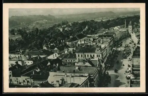 AK Wels, Panorama mit Hauptstrasse und Häuserzeile