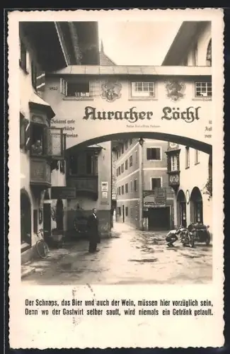 AK Kufstein, Hotel Auracher Löchl, Bes. Karl Neuhauser, Altstadtstrasse mit Torbogen