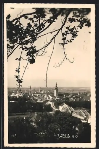 AK Wels /O. Ö., Ortspanorama mit Kirche und Brücke