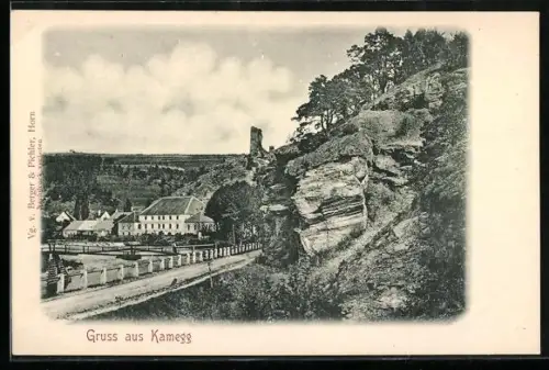 AK Kamegg, Ortsansicht mit markanten Felsen und Strasse