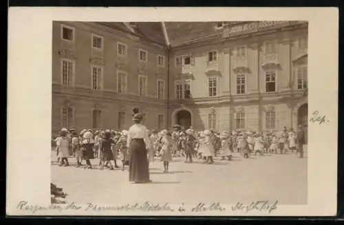 Foto-AK Melk /Donau, Regentanz der Wiener Phoros-Schulmädchen