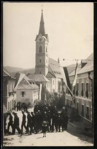 AK Haslach, Strasse mit Kirche und Festzug