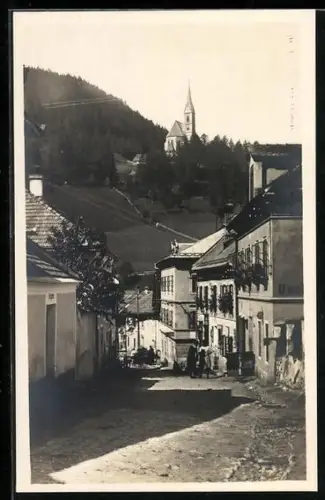AK Tamsweg in Lungau, Strassenansicht mit Kirche auf dem Hügel