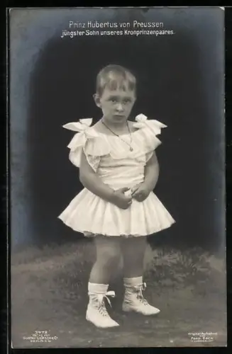 AK Prinz Hubertus von Preussen in einem Kleid