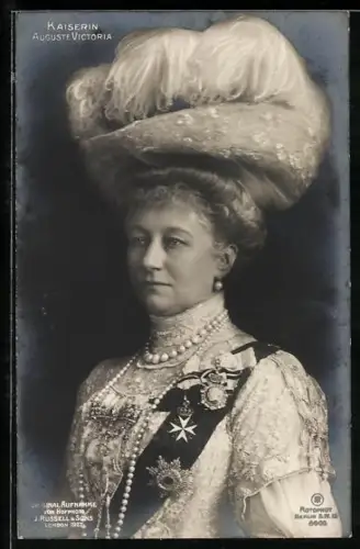 AK Portrait Kaiserin Auguste Victoria von Preussen im Kleid mit Federhut