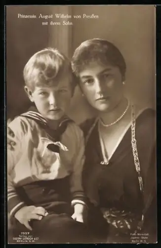 AK Prinzessin August Wilhelm von Preussen mit Perlenkette neben ihrem Sohn