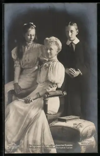 AK Kaiserin Auguste Victoria von Preussen mit ihren jüngsten Kindern, Prinz Joachim und Prinzessin Victoria Luise