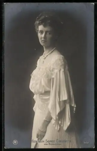 AK Herzogin Spohie Charlotte in einem langen weissen Kleid