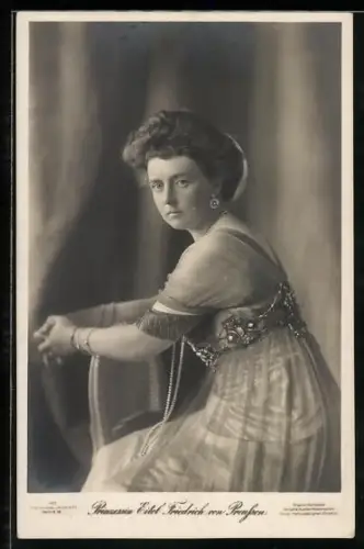 AK Prinzessin Eitel Friedrich von Preussen auf einem Stuhl sitzend