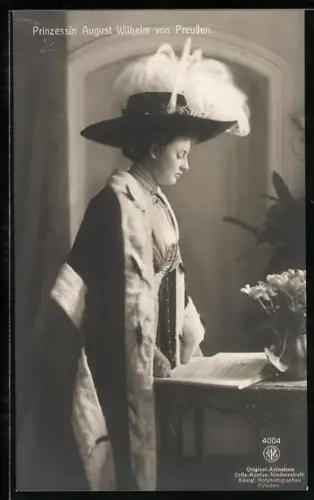 AK Prinzessin August Wilhelm von Preussen, stehend mit geschmücktem Hut