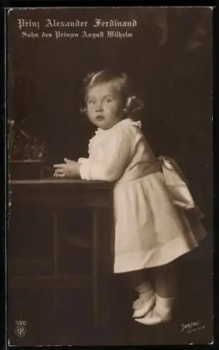 AK Prinz Alexander Ferdinand in jungen Jahren, posiert an einem Tisch, Sohn d. Prinzen August Wilhelm von Preussen