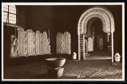 AK Meissen, Kriegergedächtniskirche mit Prozellan der Staatl. Porzellanmanufaktur