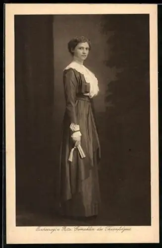 AK Kaiserin Zita von Österreich in langem dunklem Gewand mit heller Bluse