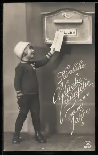 AK Kleiner Junge am Postkasten wirft einen Brief ein, Neujahrsgruss