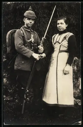Foto-AK Soldat in Feldgrau Uniform mit Pickelhaube mit Überzug, Gewehr mit Bajonett und Fernglas