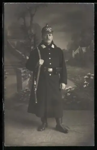 Foto-AK Landwehr-Soldat im Mantel mit Ersatz-Pickelhaube, Koppeltaschen und Gewehr
