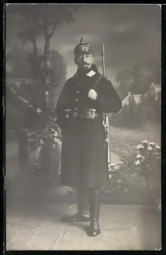 Foto-AK Landwehr-Soldat im Mantel mit Ersatz-Pickelhaube, Koppeltaschen und Gewehr