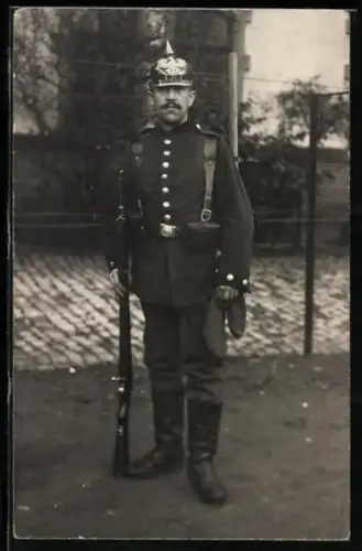 Foto-AK Pionier-Soldat in Uniform mit Pickelhaube, Koppeltaschen, Handschuhen und Gewehr