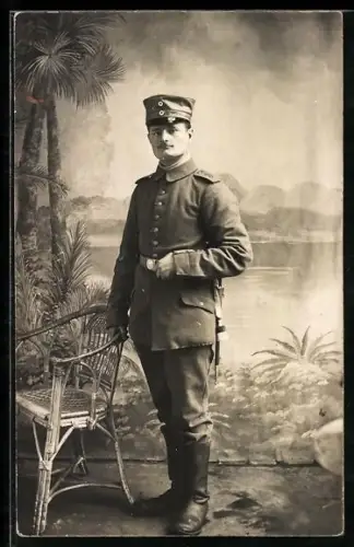 Foto-AK Soldat der Infanterie vom Rgt. Nr. 3 in Feldgrau Uniform mit Schirmmütze und Bajonett