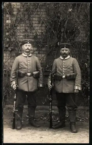 Foto-AK Zwei Garde-Soldaten in Uniform mit Krätzchen, Patronentaschen und Gewehr